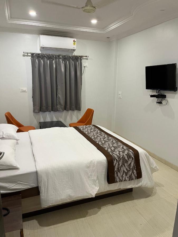 Hotel Jeet Paradise Phaltan Kültér fotó