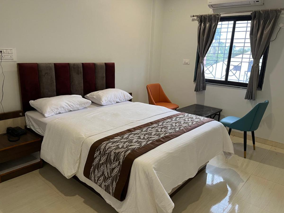 Hotel Jeet Paradise Phaltan Kültér fotó